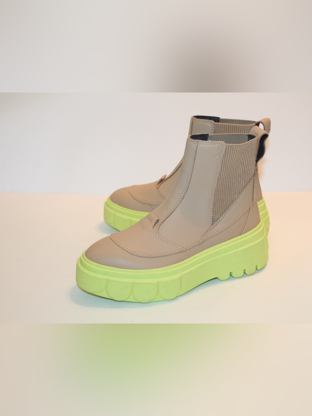 Sorel Caribou x Waterproof Platform Chelsea Boots Size Women’s 6